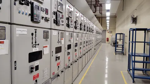 Rząd szaf sterowniczych w przemysłowej rozdzielni elektrycznej