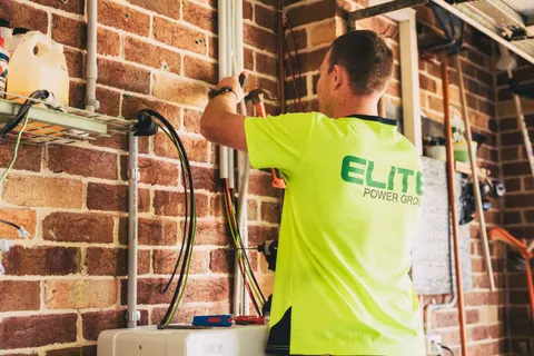 Elektryk montujący domową instalację z magazynem energii